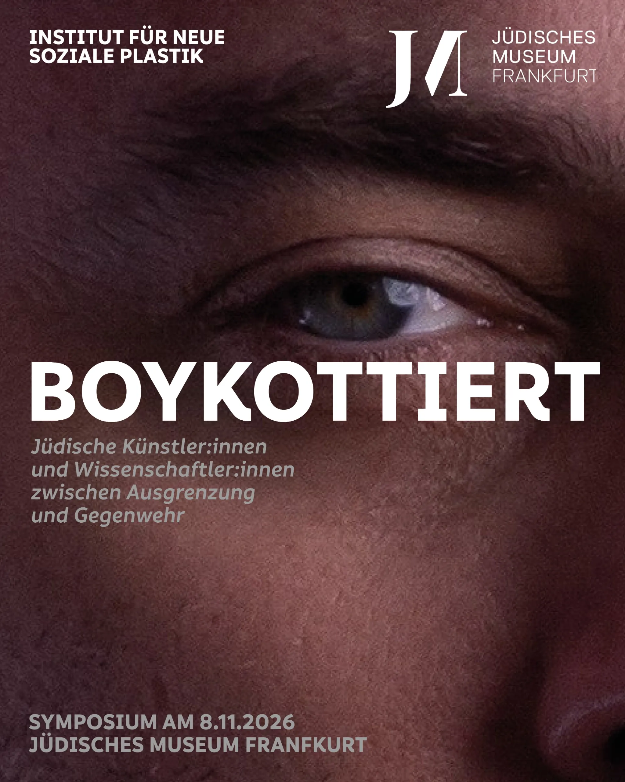 Eine Person blickt den Betrachter an