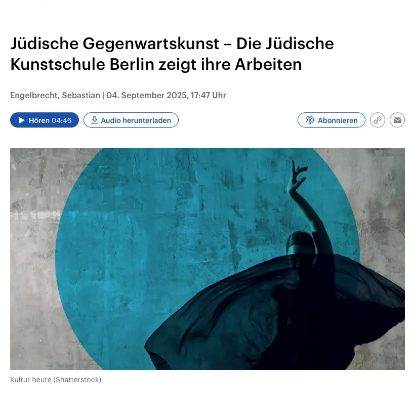 Überschrift: Jüdische Gegenwartskunst – Die Jüdische Kunstschule Berlin zeigt ihre Arbeiten, darunter ein Bild von einer Person, vor einer grauen Wand mit einem blauen Kreis in der Mitte, die ihr Hand nach oben streckt und sich hinter einem Stoff verbirgt, den sie vor sich schwingt