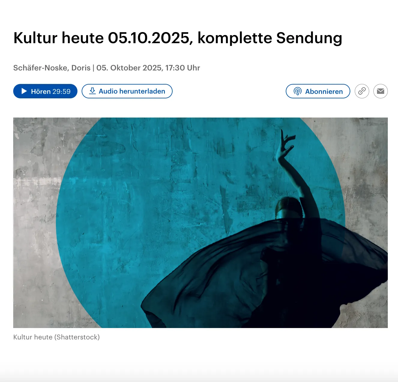 Überschrift: Kultur heute 05.10.2025, komplette Sendung, Bild: TänzerIn in schwarzem Gewand, die ihren Arm emporstreckt, Gesicht nicht sichtbar, vor grauer Wand auf die ein blauer Kreis gemalt ist