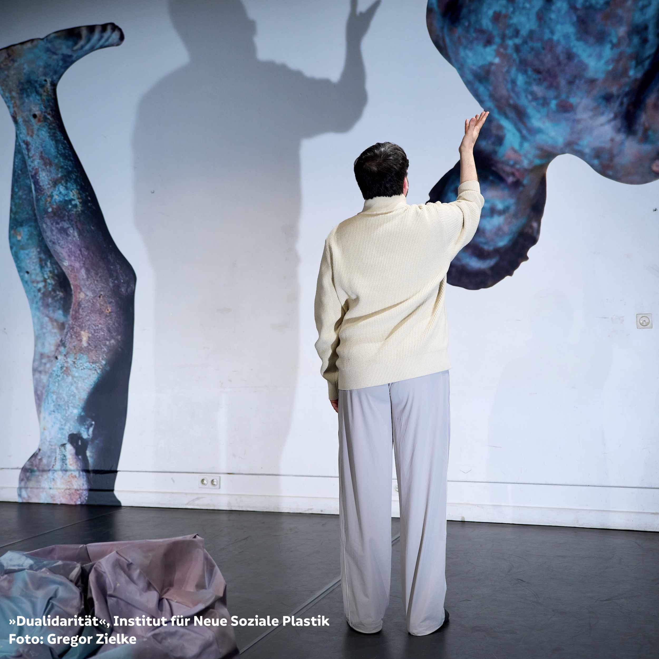 Bild zum Theaterstück Dualidarität mit Schauspieler vor Bühnenkulisse