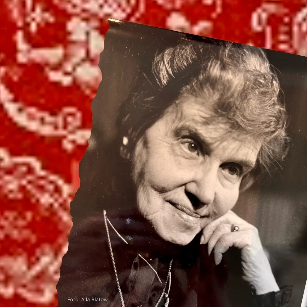 Collage Schwarzweißfoto einer alten Dame vor rotweißem Tapetenmuster