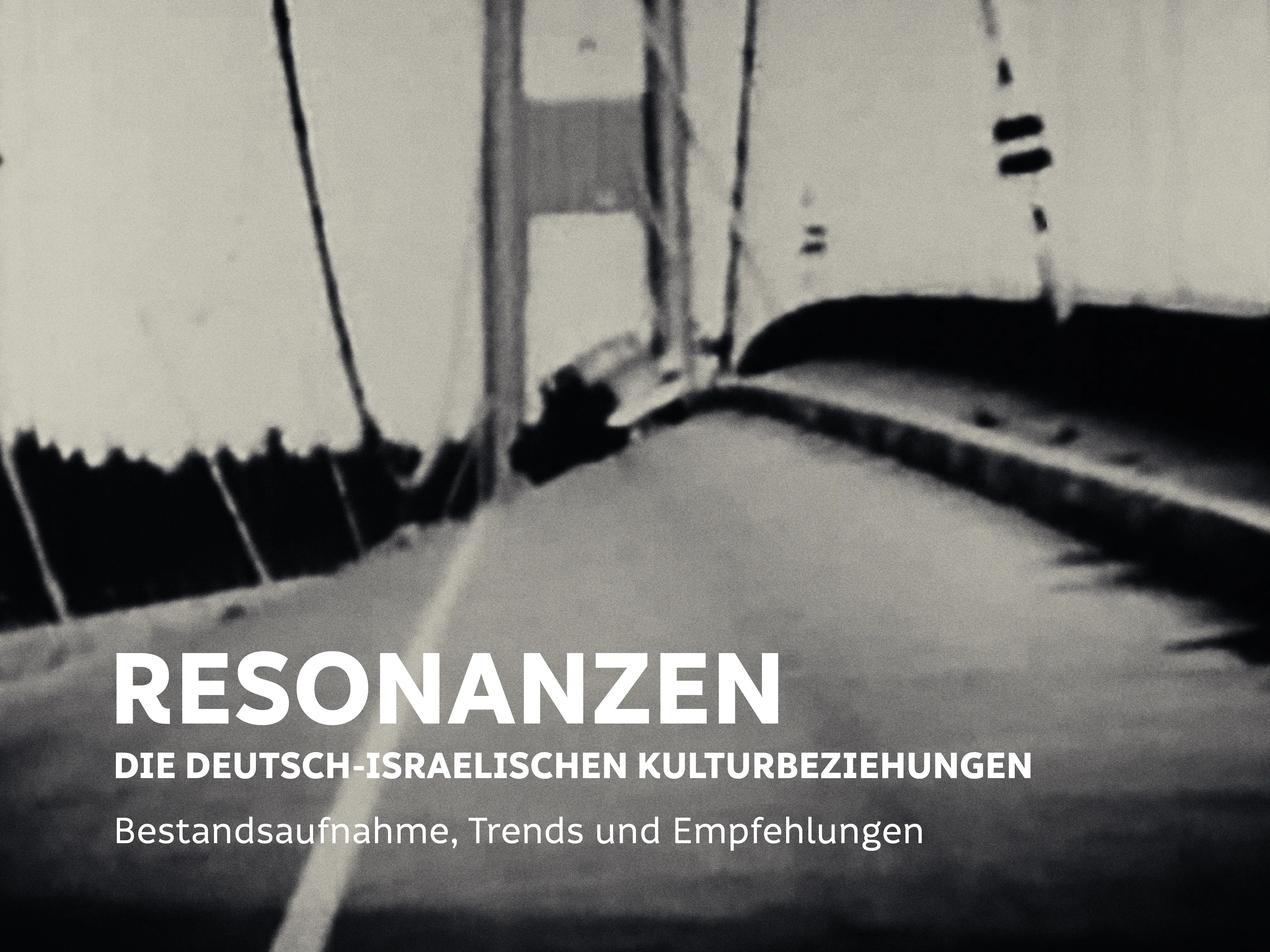 Bei dem Bild hanelt es sich um ein Still aus dem Video, dass den Entsturz Tacoma Narrows Bridge zeigt. Zu sehen ist ein Auto, das auf der stark schwankenden Brücke steht. Üner dem Bild steht in Weißer Schrift der Titel der Studie: »Resonanzen. Die deutsch-israelischen Kulturbeziehungen – Bestandsaufnahme, Trends und Empfehlungen«