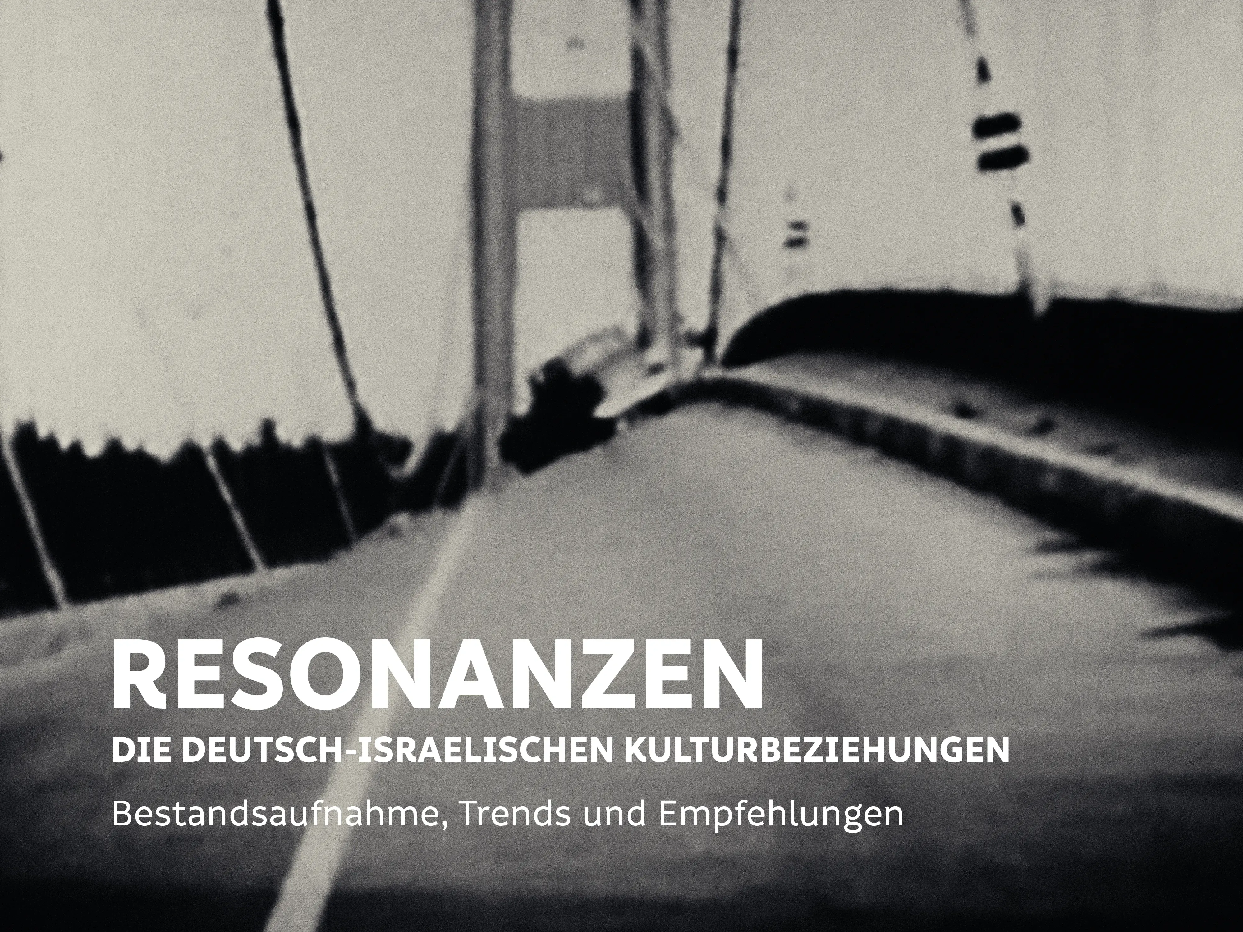 Bei dem Bild hanelt es sich um ein Still aus dem Video, dass den Entsturz Tacoma Narrows Bridge zeigt. Zu sehen ist ein Auto, das auf der stark schwankenden Brücke steht. Üner dem Bild steht in Weißer Schrift der Titel der Studie: »Resonanzen. Die deutsch-israelischen Kulturbeziehungen – Bestandsaufnahme, Trends und Empfehlungen«